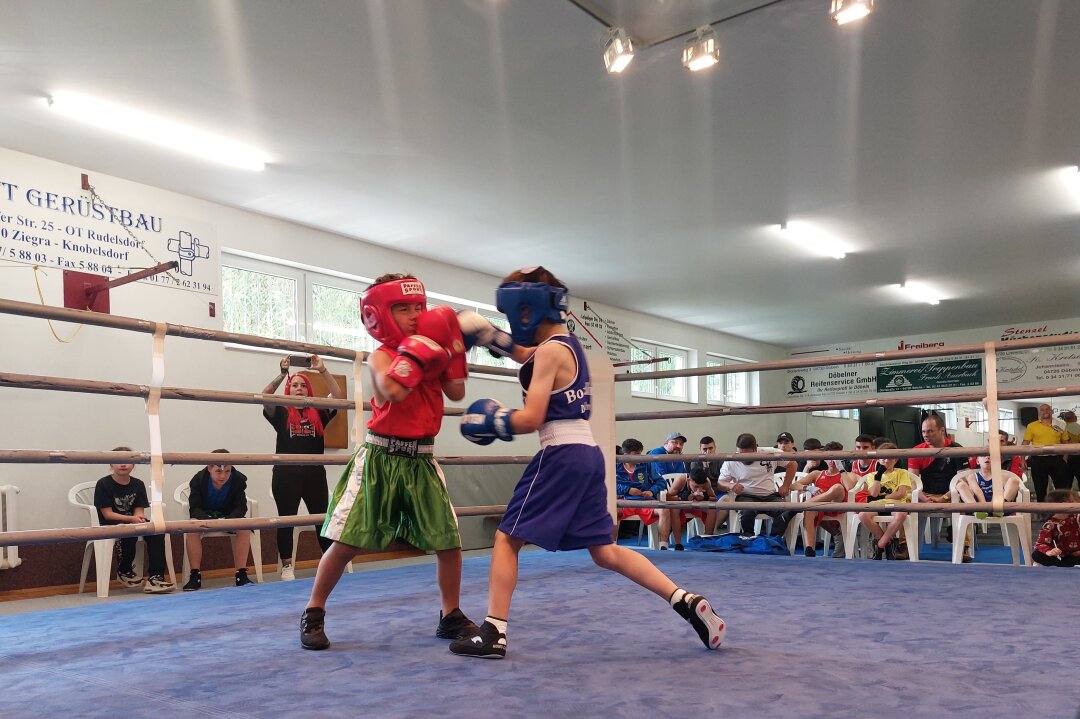 Mittelsachsens Sportnachwuchs misst sich und schließt internationale Freundschaften - Lennox Richter vom BSV Eilenburg gegen Enno Steinbach vom Boxclub Döbeln.