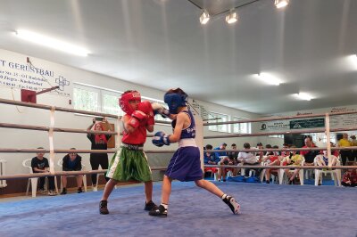 Mittelsachsens Sportnachwuchs misst sich und schließt internationale Freundschaften - Lennox Richter vom BSV Eilenburg gegen Enno Steinbach vom Boxclub Döbeln.