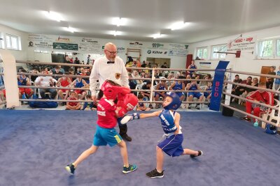 Mittelsachsens Sportnachwuchs misst sich und schließt internationale Freundschaften - Amando Alijew vom Hohnstädter SV gegen Markus Horod vom Boxclub Döbeln.