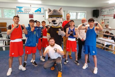 Mittelsachsens Sportnachwuchs misst sich und schließt internationale Freundschaften - Das Team vom Veki Boxing Club aus Chomutov Tschechien mit KSB Wolf Fredi.