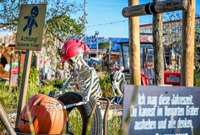 Mitten in den Herbstferien: Karls Erlebnis-Dorf wächst weiter und hat große Pläne - Der "Grusel-Oktober" begeistert die Besucher mit schaurigen Leckereien und Halloween-Deko. Foto: EHL Media/Dietmar Thomas