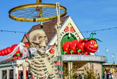 Mitten in den Herbstferien: Karls Erlebnis-Dorf wächst weiter und hat große Pläne - Der "Grusel-Oktober" begeistert die Besucher mit schaurigen Leckereien und Halloween-Deko. Foto: EHL Media/Dietmar Thomas