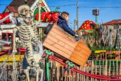 Mitten in den Herbstferien: Karls Erlebnis-Dorf wächst weiter und hat große Pläne - Der "Grusel-Oktober" begeistert die Besucher mit schaurigen Leckereien und Halloween-Deko. Foto: EHL Media/Dietmar Thomas