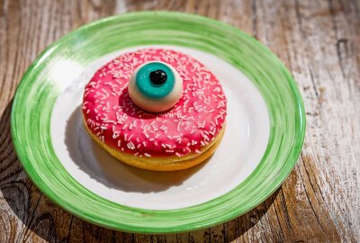 Mitten in den Herbstferien: Karls Erlebnis-Dorf wächst weiter und hat große Pläne - Die Gäste sind begeistert von den gruseligen Leckereien. Foto: EHL Media/Dietmar Thomas