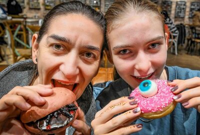 Mitten in den Herbstferien: Karls Erlebnis-Dorf wächst weiter und hat große Pläne - Die Gäste sind begeistert von den gruseligen Leckereien. Foto: EHL Media/Dietmar Thomas