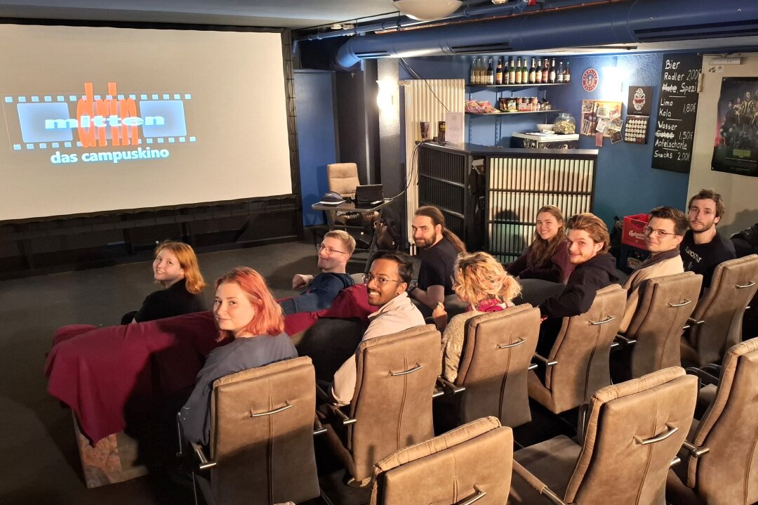 "Mittendrin" statt nur dabei! Hier findet ihr das preisgünstigste Kino in Chemnitz - Der "Filmclub Mittendrin" ist ein von Studierenden ehrenamtlich geführtes Kino am Campus Reichenhainer Straße.