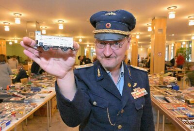 Modellbahnbörse Zwickau: Treffpunkt für Sammler und Eisenbahnfans - Heiko Ulf-Udo Martin ist Eisenbahnfan und schlüpft zu passenden Anlässen gern einmal in die Uniform eines Reichsbahn-Oberinspektors der Maschinenwirtschaft, die von seinem Großvater stammt. Foto: Ralf Wendland