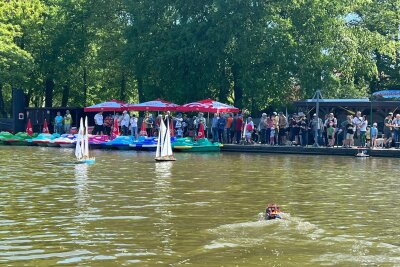 Modellmania am Schlossteich: Frühjahrstreffen der Chemnitzer Schiffsmodellbauer - Bestes Wetter lud viele Besucher an den Schlossteich. 