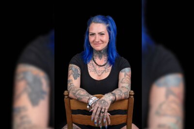 Moderatorin Carolina (34): Von der Tattoo-Convention-Bühne zum Tattoo-Model bei BLICK.de - Die 34-jährige Powerfrau lebt in Kassel, wo sie zusammen mit ihrer 8-jährigen Tochter Mila und ihrer Verlobten Vanessa Ahrens in einem charmanten Häuschen mit Garten wohnt.