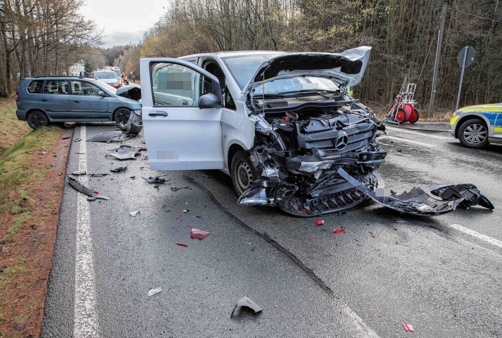 Mönchenfrei: Schwerer Verkehrsunfall Auf B101 | Blick - Mittelsachsen