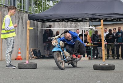 Moped-Limbo und mehr: Simson-Treffen in Stollberg übertrifft alle Erwartungen - Marius Trültzsch aus Mülsen hat beim Moped-Limbo teilgenommen, weil es Spaß macht, wie er sagt. Foto: Ramona Schwabe