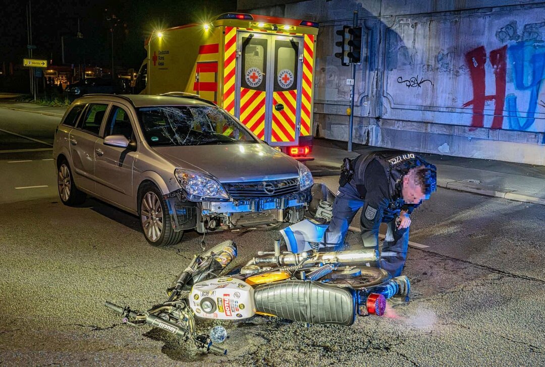 Mopedfahrer missachtet Vorfahrt: Fahrer verletzt - In der Nacht zum Sonntag kam es gegen 23.45 Uhr in Zittau auf der Schillerstraße zu einem Verkehrsunfall zwischen einem Pkw und einem Moped der Marke Simson. Foto: xcitepress