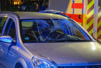 Mopedfahrer missachtet Vorfahrt: Fahrer verletzt - In der Nacht zum Sonntag kam es gegen 23.45 Uhr in Zittau auf der Schillerstraße zu einem Verkehrsunfall zwischen einem Pkw und einem Moped der Marke Simson. Foto: xcitepress