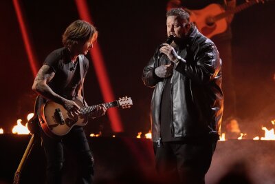 Morgan Wallen holt Country-Preis als Entertainer des Jahres - Viele Stars stehen bei der Vergabe der CMA-Preise auf der Bühne, darunter Keith Urban (l.) und Jelly Roll.