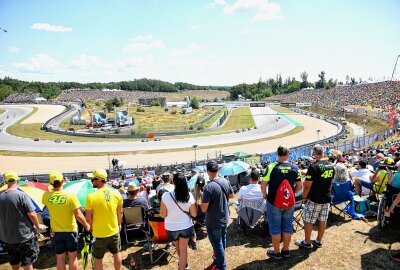 MotoGP kehrt ab 2025 nach Brünn zurück -  Das berühmte Brünner Omega mit der beliebten Tribüne C (rechts). Foto: Thorsten Horn