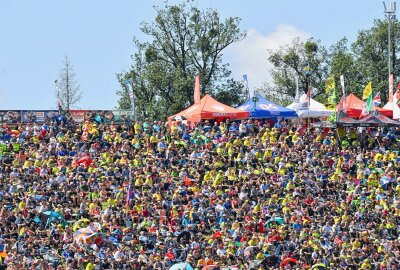 MotoGP kehrt ab 2025 nach Brünn zurück - Fan-Wand. Foto: Thorsten Horn