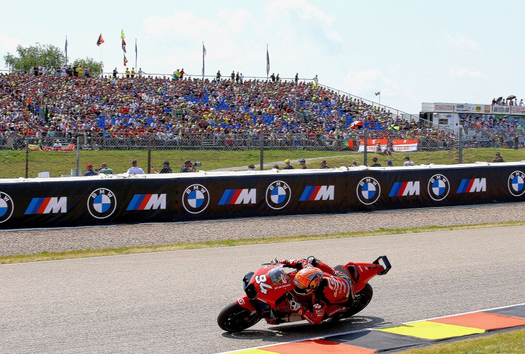 MotoGP Sachsenring 2024: Alles, was ihr über Tickets für das Event wissen müsst - Der Motorrad Grand Prix wird in diesem Jahr vom 5. bis 7. Juli auf dem Sachsenring stattfinden. Foto: ADAC/Nico Schneider