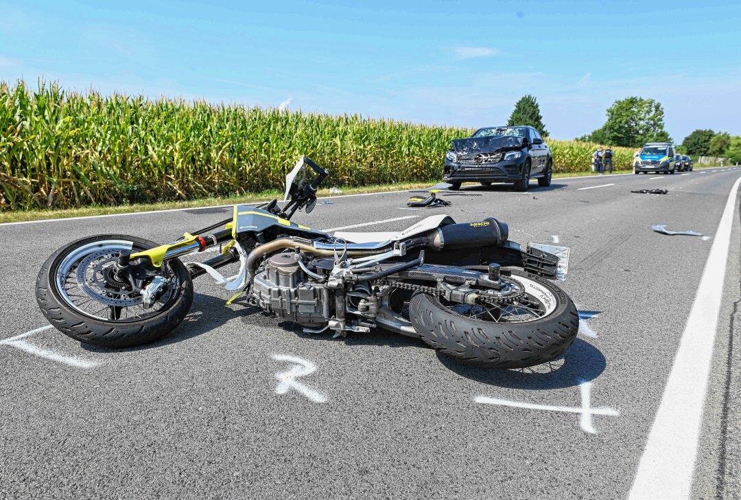 Motorrad crasht mit Mercedes: Mann schwer verletzt - Zu einem schweren Unfall mit einem Motorrad kam es am Mittwochvormittag auf der Kreisstraße K7930 in Rötha. Foto: EHL Media