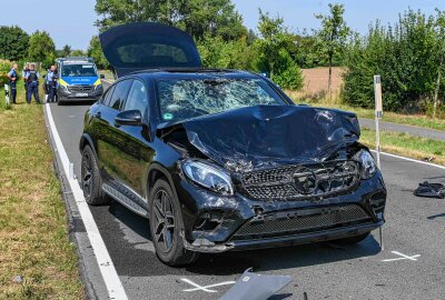 Motorrad crasht mit Mercedes: Mann schwer verletzt - Der Biker kam mit dem Rettungsdienst samt Notarzt in ein Krankenhaus. Foto: EHL Media