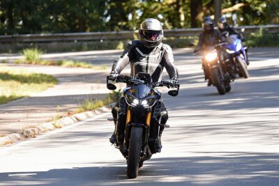 Motorrad-Gruppe: Bei Panne Seitenstreifen nicht blockieren - Sicherheit in der Motorradgruppe: Bei einer Panne sollte die Gruppe den Seitenstreifen nicht blockieren und stattdessen an einem sicheren Ort warten.