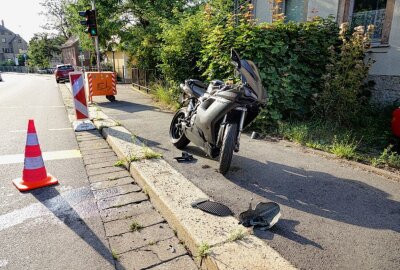 Motorrad kollidiert mit PKW: Fahrer wird schwer verletzt - Am Montagabend kam es in Chemnitz zu einem Verkehrsunfall. Foto: Jan Härtel