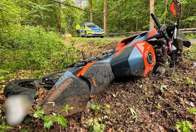 Motorrad kollidiert nach Sturz mit zwei Autos -  Am  Samstag kam es gegen 14.20 Uhr auf der S 192, zwischen Grumbach und Tharandt zu einem Verkehrsunfall. Foto: Roland Halkasch