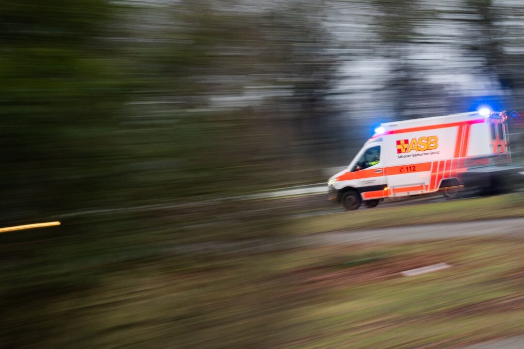 Motorradfahrer bei Überholmanöver im Landkreis Zwickau schwer verletzt - Ein Rettungswagen ist mit Blaulicht im Einsatz.