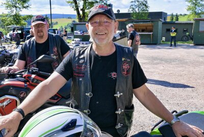 Motorradfahrer-Gottesdienst am Fuchsstein: Biker hören das Wort Gottes - Der Motorradfahrer-Gottesdienst hat am Fuchsstein in Schönheide stattgefunden - im Bild Stefan Markus von den Christlichen Motorradfahrern Sachsen (CMS). Foto: Ralf Wendland