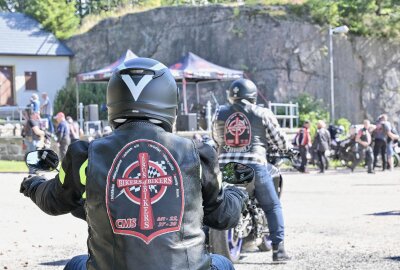 Motorradfahrer-Gottesdienst am Fuchsstein: Biker hören das Wort Gottes - Der Motorradfahrer-Gottesdienst hat am Fuchsstein in Schönheide stattgefunden. Foto: Ralf Wendland