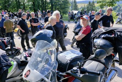 Motorradfahrer-Gottesdienst am Fuchsstein: Biker hören das Wort Gottes - Der Motorradfahrer-Gottesdienst hat am Fuchsstein in Schönheide stattgefunden. Foto: Ralf Wendland