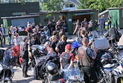 Motorradfahrer-Gottesdienst am Fuchsstein: Biker hören das Wort Gottes - Der Motorradfahrer-Gottesdienst hat am Fuchsstein in Schönheide stattgefunden. Foto: Ralf Wendland