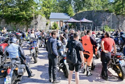 Motorradfahrer-Gottesdienst am Fuchsstein: Biker hören das Wort Gottes - Der Motorradfahrer-Gottesdienst hat am Fuchsstein in Schönheide stattgefunden. Foto: Ralf Wendland