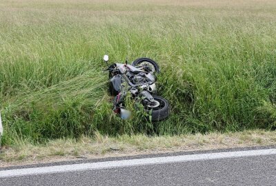 Motorradfahrer nach Unfall mit Hubschrauber in Klinik eingeflogen - Die Straße war zeitweise voll gesperrt Foto: Sören Müller