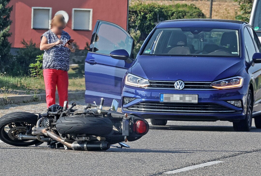 Motorradfahrer schwer verletzt nach Unfall mit PKW - Am Mittwochnachmittag gegen 16.15 Uhr kam es zu einem Verkehrsunfall auf der B180. Foto: Andreas Kretschel