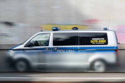 Motorradfahrer stürzt nach Wendemanöver eines Autos - Im Vogtland ist ein Kradfahrer durch ein riskantes Wendemanöver einer Rentnerin verunglückt (Symbolbild).