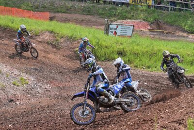 Motorsport-Begeisterung in Lugau: ADAC Moto-Cross Event zieht alle in seinen Bann - Beim 76. ADAC Moto-Cross-Event in Lugau sind Wertungsläufe zur Deutschen Meisterschaft gefahren worden - hier der 1. Wertungslauf der Klasse 85. Foto: Ralf Wendland