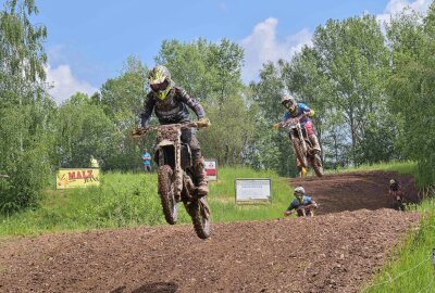 Motorsport-Begeisterung in Lugau: ADAC Moto-Cross Event zieht alle in seinen Bann - Beim 76. ADAC Moto-Cross-Event in Lugau sind Wertungsläufe zur Deutschen Meisterschaft gefahren worden - hier der 1. Wertungslauf der Klasse 85. Foto: Ralf Wendland