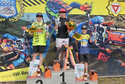 Motorsport-Begeisterung in Lugau: ADAC Moto-Cross Event zieht alle in seinen Bann - Standen in der Klasse 85ccm auf dem Treppchen (v.l.) Raphael Hellmuth (2.) ADAC Hessen Thüringen MX Rookie Team/KTM Sarholz, Oliver Jüngling (1.) ADAC Hessen Thüringen MX Rookie Team/Ko sak Racing und Luca Nierychlo (3.) AK Bouw-Hutten Metaal Junior Team. Foto: Ralf Wendland