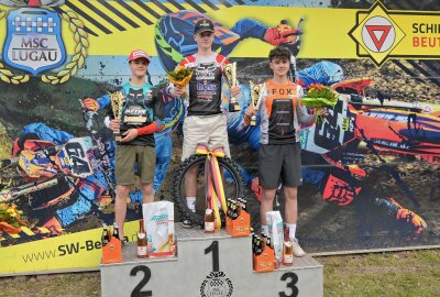 Motorsport-Begeisterung in Lugau: ADAC Moto-Cross Event zieht alle in seinen Bann - Standen in der Klasse 125ccm auf dem Treppchen (v.li.) Max Meyer (2.) Meyer Racing - ADAC Nordbayern, Paul Neunzling (1.) und Tom Militzer (3.) MX-Vogelwaid. Foto: Ralf Wendland