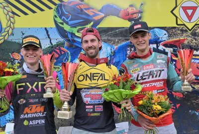 Motorsport-Begeisterung in Lugau: ADAC Moto-Cross Event zieht alle in seinen Bann - Standen in der Klasse Open auf dem Treppchen (v.li.) Noah Ludwig (2.) KTM sarholz racing Team, Boris Maillard (1.) stielergruppe.mx Johannes-Suzuki und Nico Koch (3.) Becker Racing. Foto: Ralf Wendland