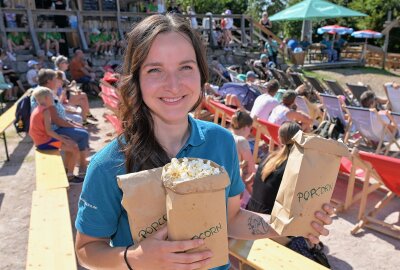 "Moviequidi" Filmfestival in Eibenstock: Kinoerlebnis auf dem Adlerfelsen - Das Filmfestival "Moviequidi" war auf dem Adlerfelsen in Wurzelrudis Erlebniswelt zu Gast - im Bild Anja Baumgärtel, Vorsitzende des Vereins Wander- & Erlebniskino. Foto: Ralf Wendland