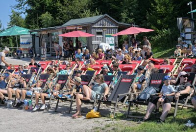 "Moviequidi" Filmfestival in Eibenstock: Kinoerlebnis auf dem Adlerfelsen - Das Filmfestival "Moviequidi" war auf dem Adlerfelsen in Wurzelrudis Erlebniswelt zu Gast. Foto: Ralf Wendland