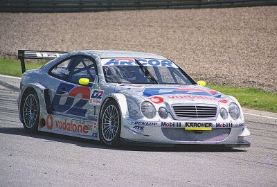 "Mr. DTM" Bernd Schneider ist 60 Jahre alt - Auf Siegesfahrt auf dem Sachsenring 2001. Foto: Thorsten Horn