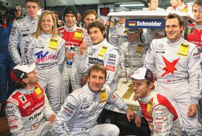 "Mr. DTM" Bernd Schneider ist 60 Jahre alt - Zu seinem DTM-Abschied waren alle da. Bernd Scheider in der ersten Reihe Mitte. Foto: Thorsten Horn