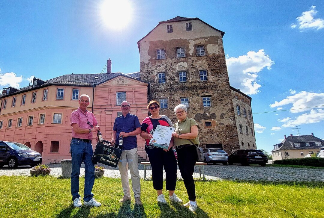 Mühltroffer Schloss strahlt mit der Sonne um die Wette! - Im Bild von links: Der Juryvorsitzende Thomas Münzer übergab an Torsten Zimmermann, Heike Graap und Karin Lenk neben einer Kiste leckerem Sternquellbier die Förderurkunde. Fotos: Karsten Repert