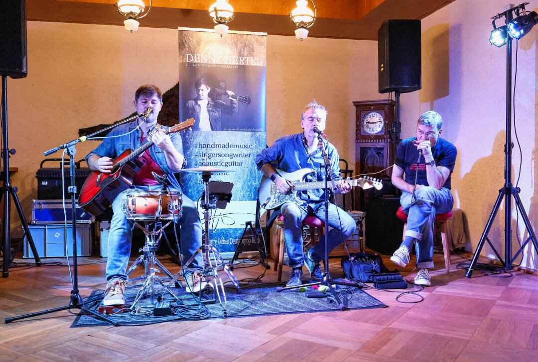 Mundharmonika-Musik in Klingenthal bis in die Nacht hinein - Von links: Denny Hertel & Matze Stolpe mit Bertram Becher traten im Rahmen der Live-Nacht in der Gaststätte "Zur Tanne" in Tannenbergsthal auf. Foto: Johannes Schmidt