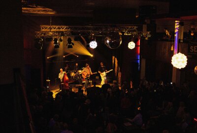 Mundharmonika-Musik in Klingenthal bis in die Nacht hinein - Die Hamburger Band Jimmy Cornett & The Deadmen trat im Rahmen der Live-Nacht im Klubhaus Gambrinus in Klingenthal auf. Foto: Johannes Schmidt