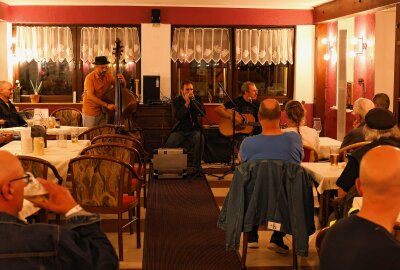 Mundharmonika-Musik in Klingenthal bis in die Nacht hinein - Manlio Milazzi Trio (Italien) trat im Rahmen der Live-Nacht in der Pizzeria Damiano in Jägersgrün auf. Foto: Johannes Schmidt