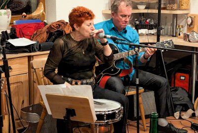 Mundharmonika-Musik in Klingenthal bis in die Nacht hinein - Kat Baloun trat unter anderem im Rahmen der Live-Nacht im Gasthof Döhlerwald in Klingenthal auf. Foto: Johannes Schmidt