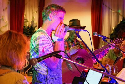 Mundharmonika-Musik in Klingenthal bis in die Nacht hinein - Josa (Mitte) trat mit der Flatland Countryband im Rahmen der Live-Nacht im Ferienhotel Zwotatal auf. Foto: Johannes Schmidt